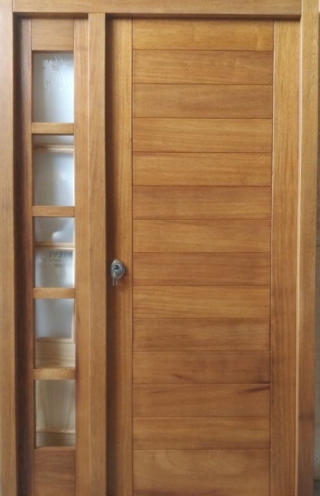 Puerta de entrada de madera maciza de iroko