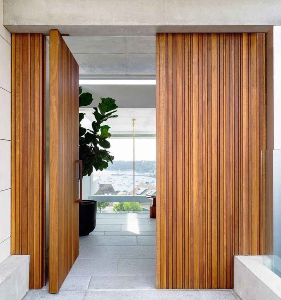 Puerta de entrada de madera maciza de iroko