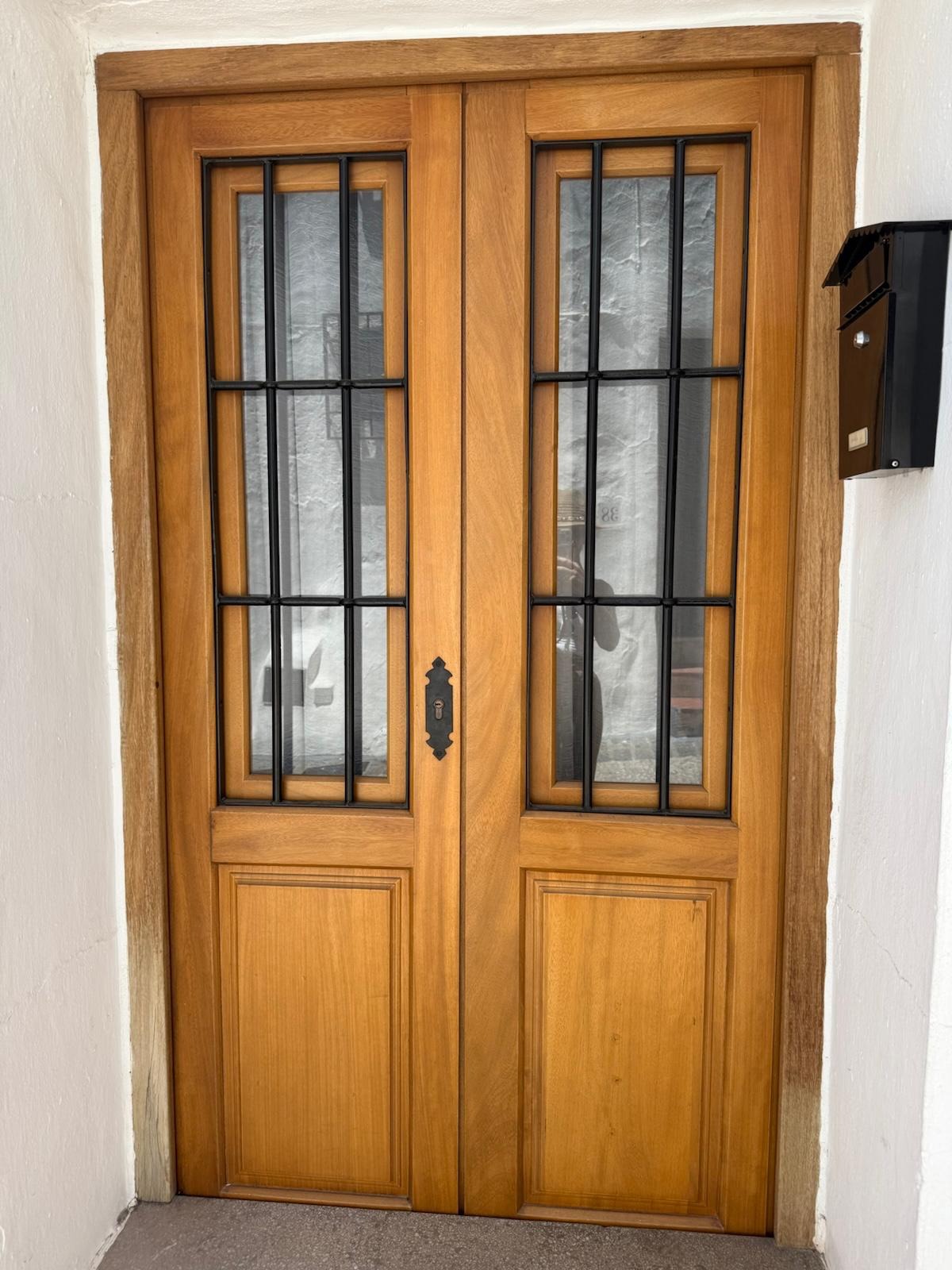 Puerta de entrada de madera maciza de iroko