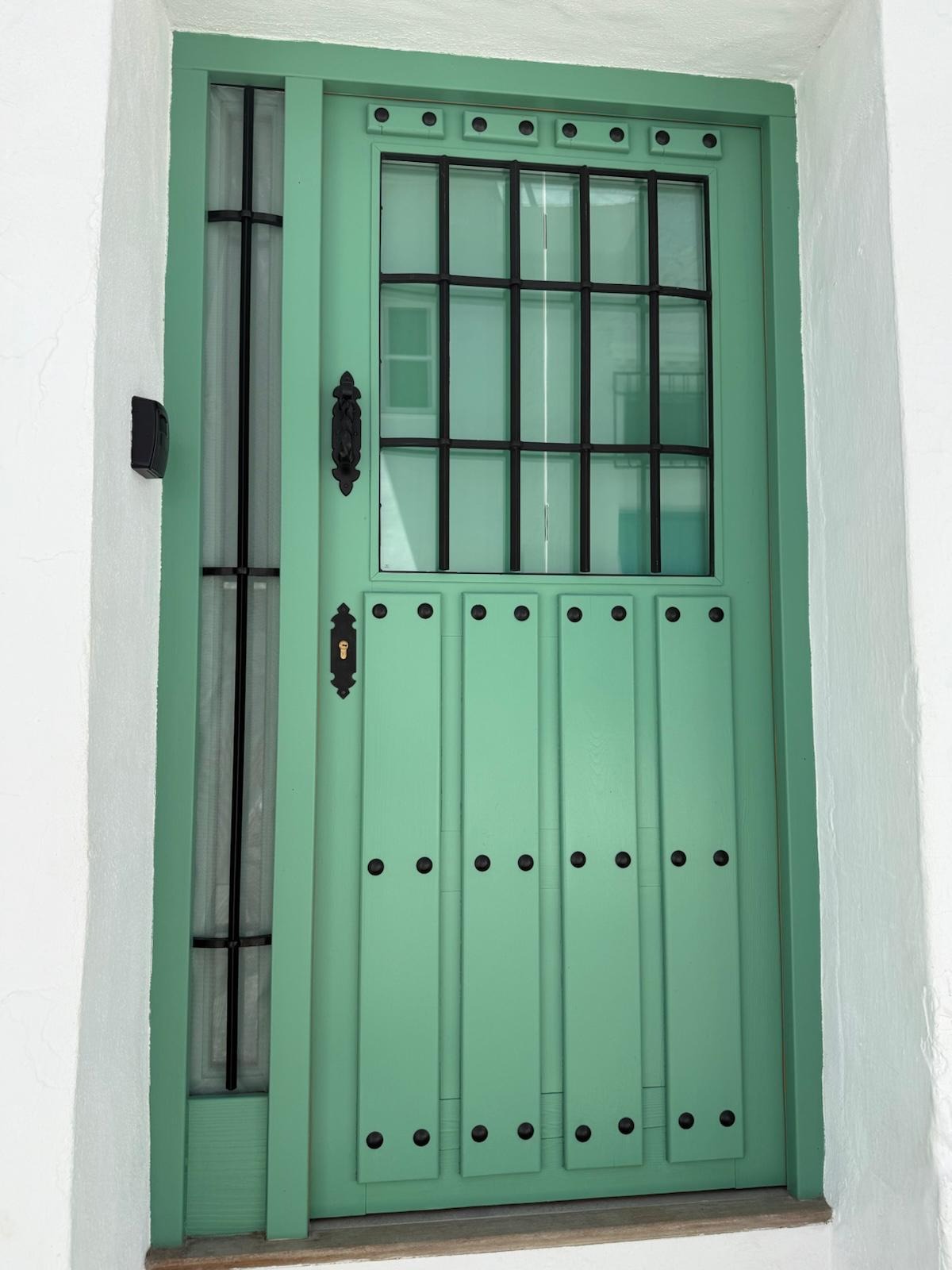 Puerta de entrada de madera maciza de pino