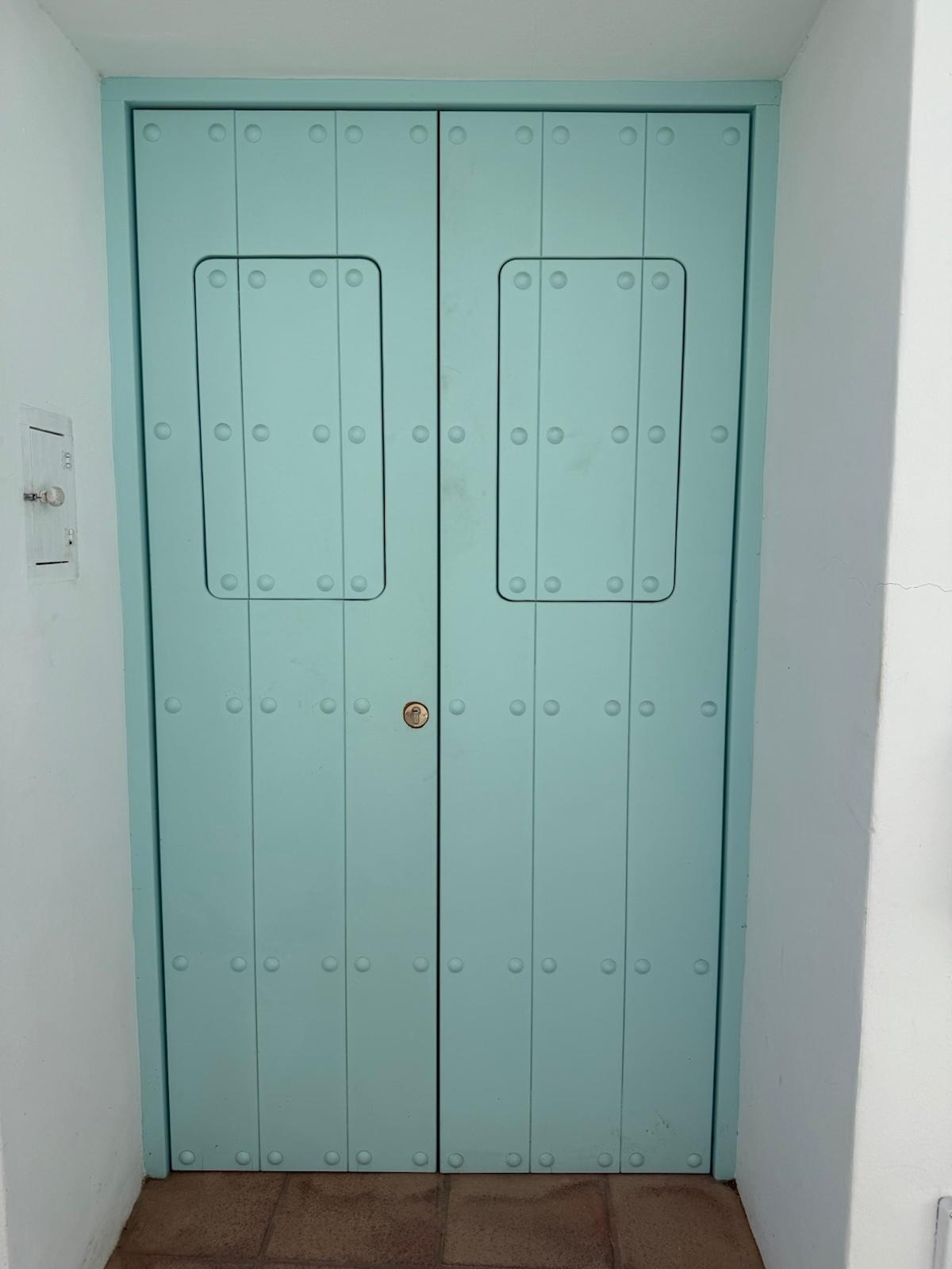 Puerta de entrada de madera maciza de pino