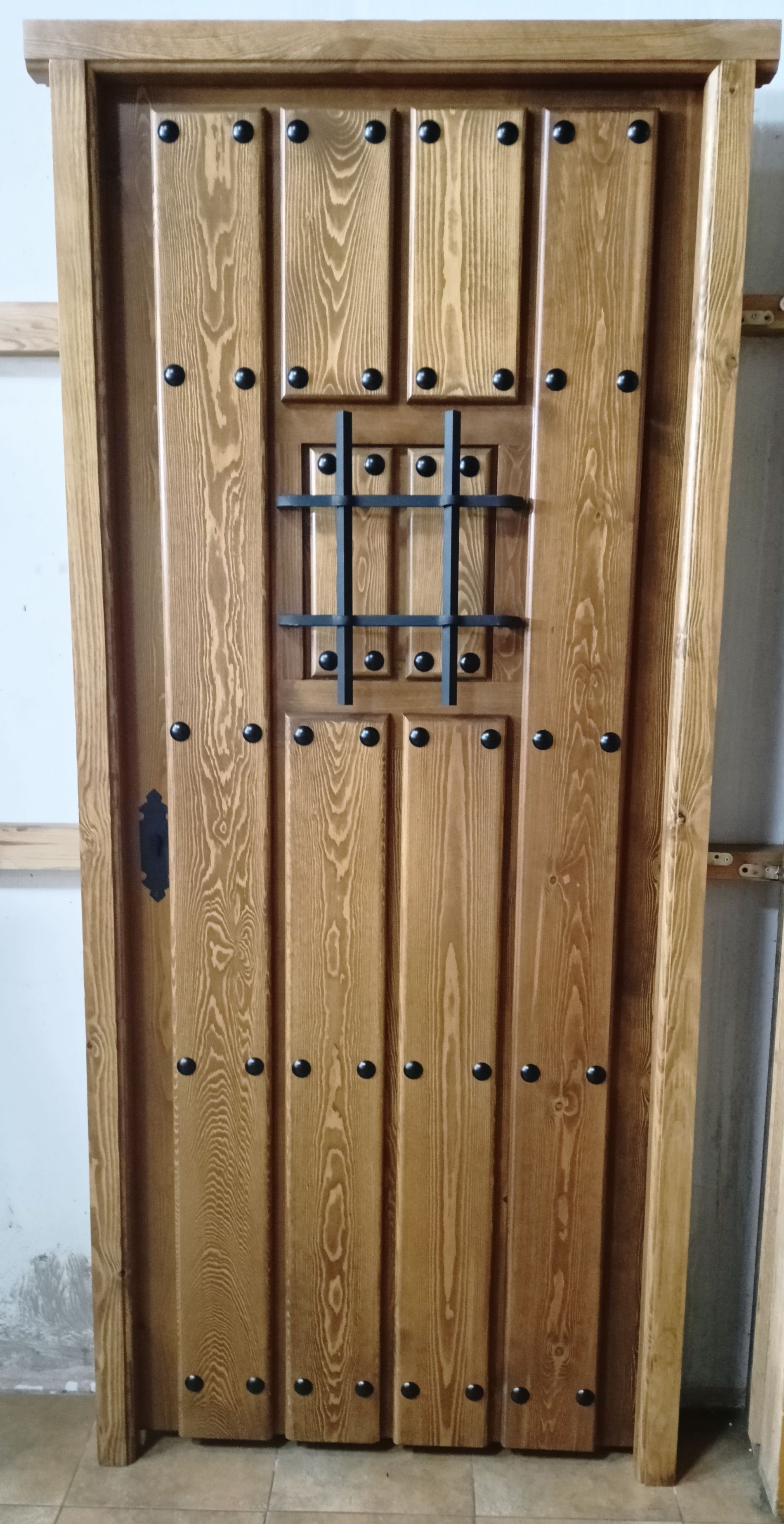 Puerta de entrada de madera maciza de pino