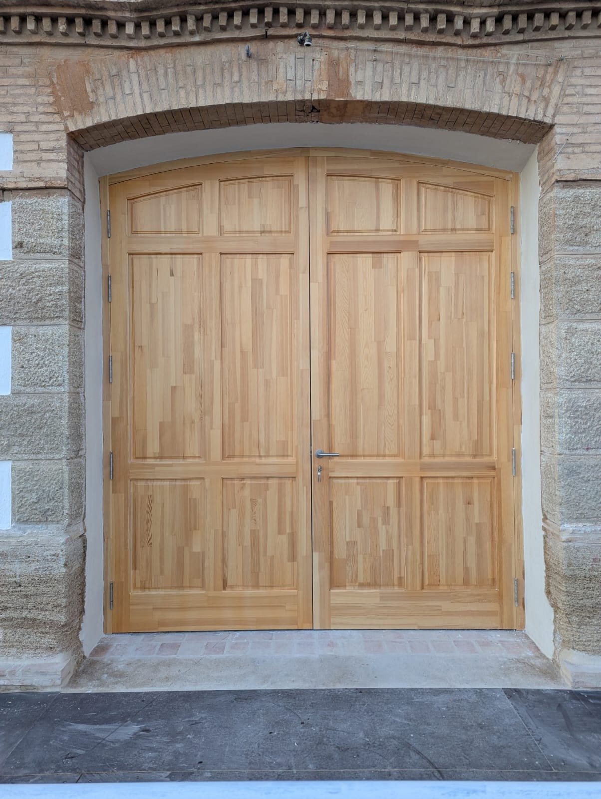 Puerta de entrada de madera maciza de pino tea